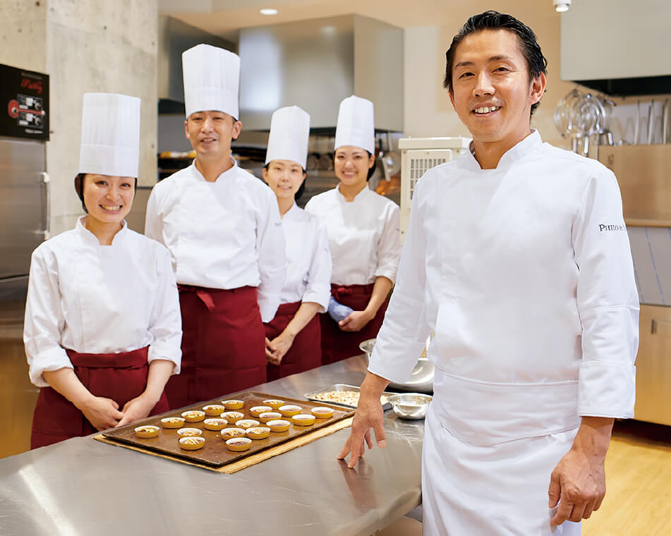 Cooking＆Service｜白衣が人を絆ぐ - 食・医療・介護ユニフォームの住商モンブラン